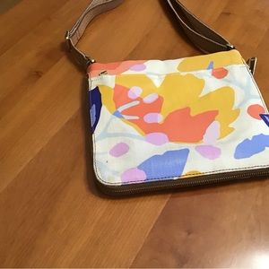 Fossil abstract floral design crossbody with adjustable strap.